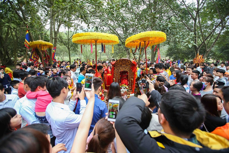 Đoàn rước kiệu "Tướng bà" có đầy đủ các thành phần gồm các cụ cao tuổi, cán bộ đoàn thể trong xã và 12 thanh niên trên 18 tuổi khiêng kiêm bảo vệ kiệu.