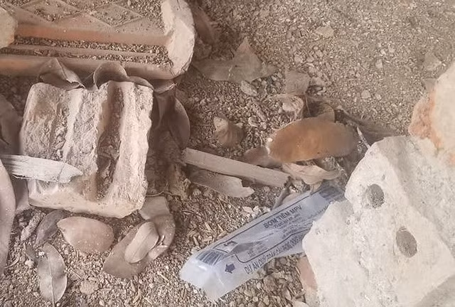  Khu vực nơi được cho giam giữ nạn nhân có nhiều vỏ bơm kim tiêm đã qua sử dụng. 