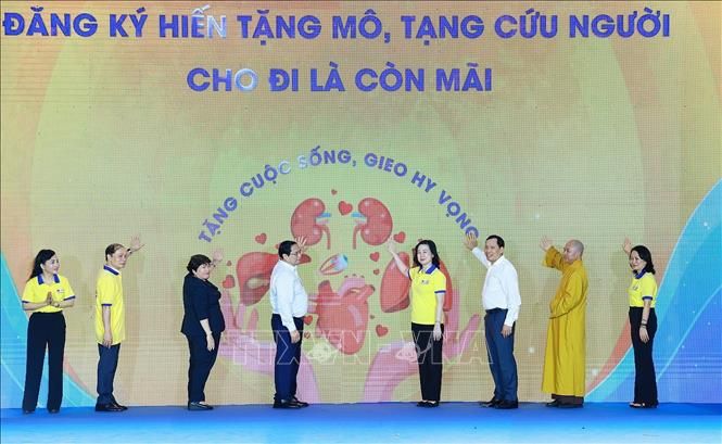 Thủ tướng Phạm Minh Chính và các đại biểu phát động Chương trình “Đăng ký hiến tặng mô, tạng - Cho đi là còn mãi". Ảnh: Dương Giang/TTXVN.