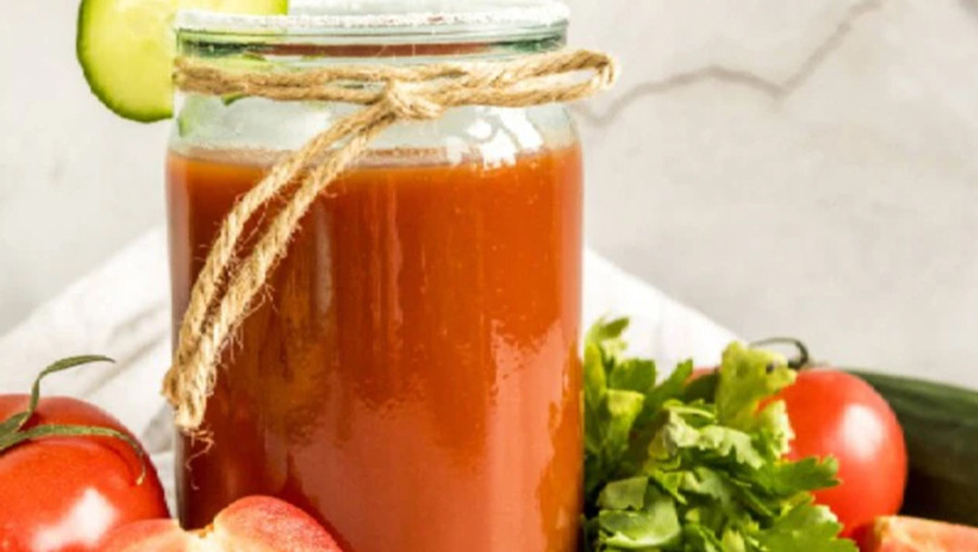 Nếu bạn đang uống nước ép cà chua làm sẵn, hãy đảm bảo kiểm tra tất cả các thành phần. (Ảnh: ITN) Nếu bạn đang uống nước ép cà chua làm sẵn, hãy đảm bảo kiểm tra tất cả các thành phần. (Ảnh: ITN)