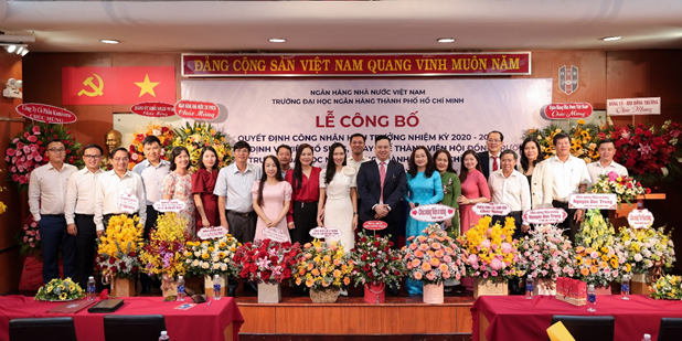 PGS.TS Nguyễn Đức Trung chụp hình lưu niệm cùng các đại biểu. PGS.TS Nguyễn Đức Trung chụp hình lưu niệm cùng các đại biểu.