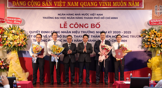 Phó Thống đốc Phạm Tiến Dũng và PGS.TS Đoàn Thanh Hà trao quyết định, tặng hoa chúc mừng tân Phó Chủ tịch Hội đồng trường và các thành viên mới của Hội đồng trường. Phó Thống đốc Phạm Tiến Dũng và PGS.TS Đoàn Thanh Hà trao quyết định, tặng hoa chúc mừng tân Phó Chủ tịch Hội đồng trường và các thành viên mới của Hội đồng trường.