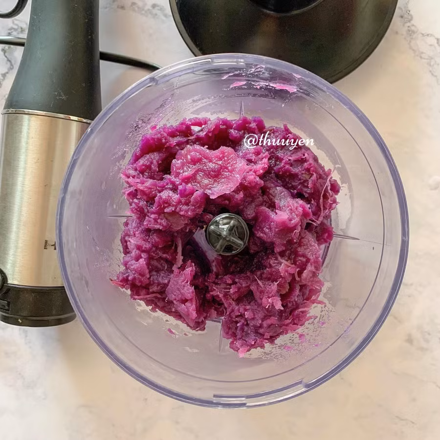 Khoai dằm nhuyễn cho vào máy xay.