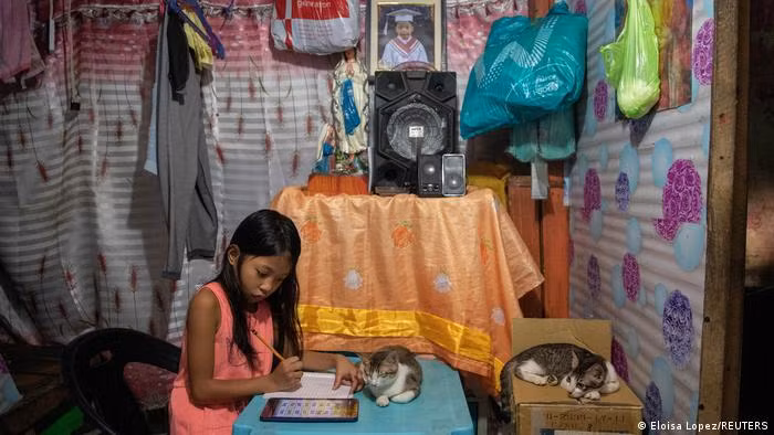 Philippines đóng cửa trường học thêm một năm vì COVID-19