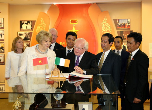 Tổng thống Ireland đầu tiên thăm ĐHQG Hà Nội