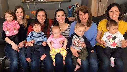 cau chuyen ve buc anh 5 ba bau chup cung nhau tuong rat binh thuong - 1