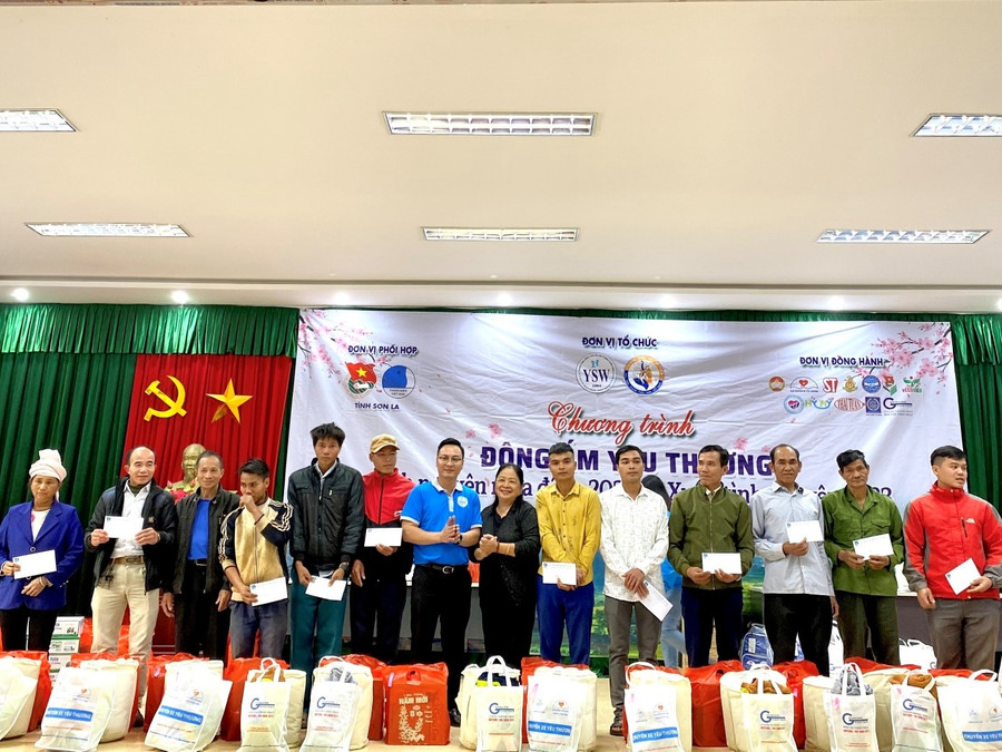 Đại diện Trung tâm Công tác xã hội Thanh thiếu niên và Đại diện mạnh thường quân trao quà cho các gia đình chính sách