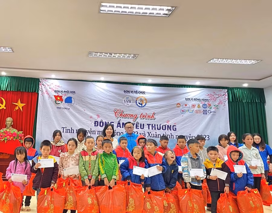 'Đông ấm yêu thương' đến với học sinh xã Chiềng Nơi