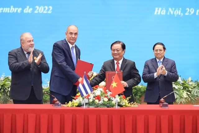 Hai lãnh đạo Chính phủ chứng kiến lễ ký kết Bản ghi nhớ giữa Bộ Nông nghiệp hai nước về hợp tác nông lương - Ảnh: VGP/Nhật Bắc