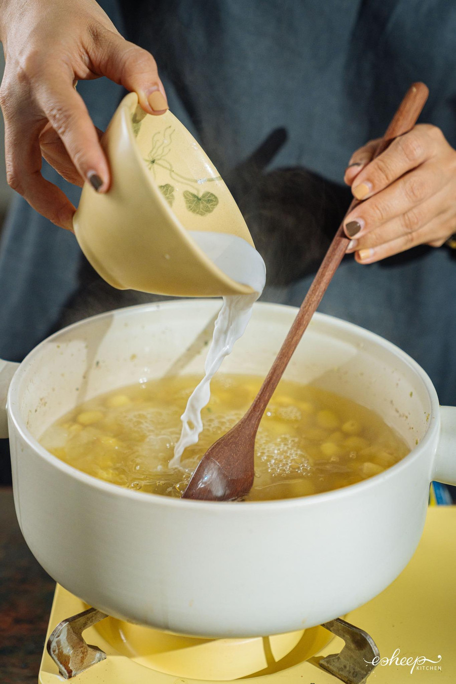 Cũng giống như xôi cốm, hạt sen phải luộc đến khi chín bở tơi. Khác là với chè là sẽ cho thêm đường phèn vào nước nấu sen để có vị chè ngọt thanh không bị gắt.