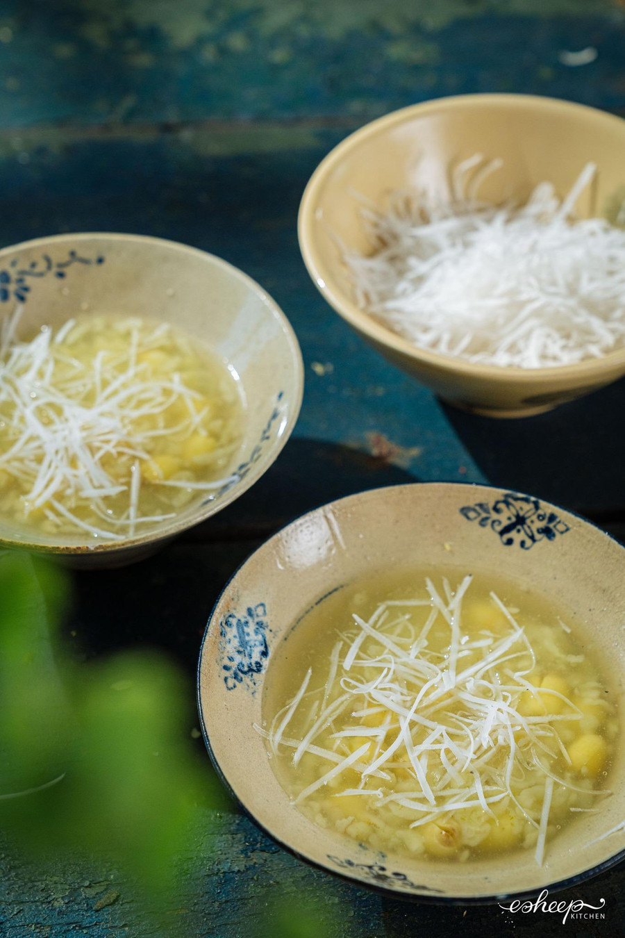 Múc chè ra bát, rắc thêm dừa nạo tươi.