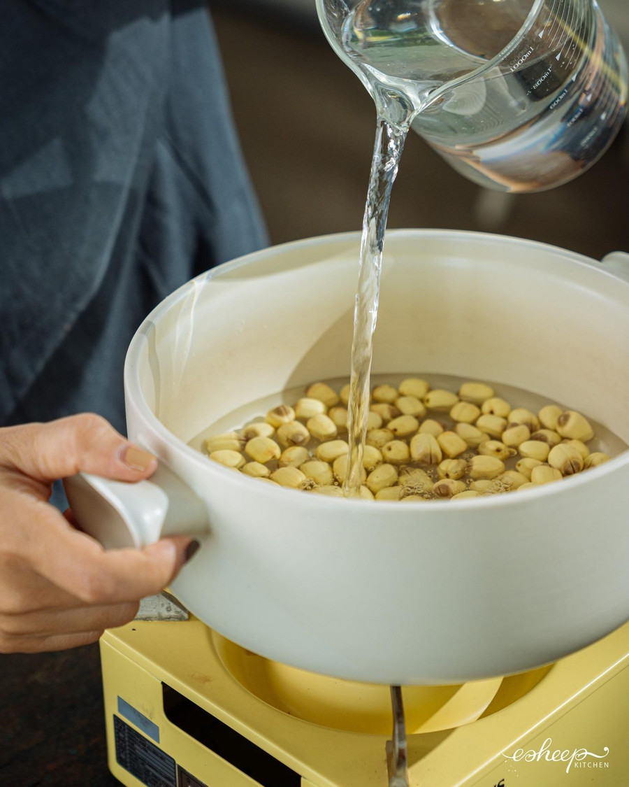 Và không thể nhắc đến hạt sen, hạt sen luôn xuất hiện trong cả món xôi cốm và chè cốm. Các bạn có thể sử dụng hạt sen tươi hoặc hạt sen khô đều được.