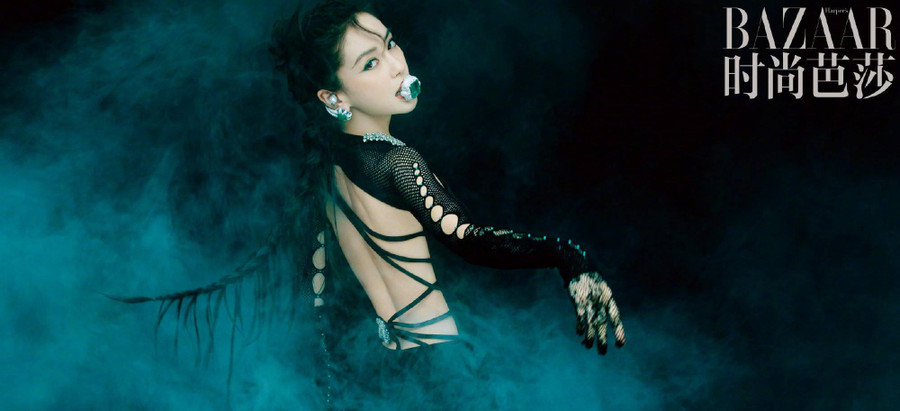 Xuất hiện trên trang bìa tạp chí số ra mới đây, Angela Baby khoe nhan sắc xinh đẹp khó rời mắt. Xuất hiện trên trang bìa tạp chí số ra mới đây, Angela Baby khoe nhan sắc xinh đẹp khó rời mắt.