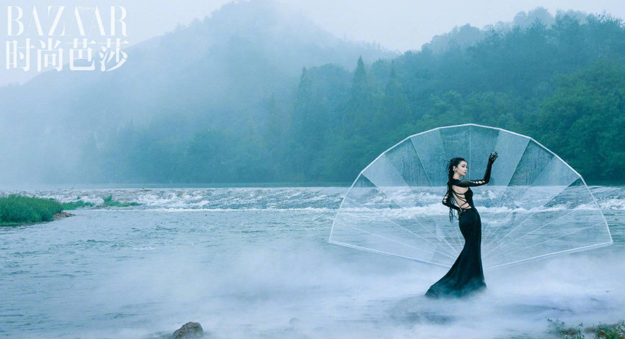 Bộ ảnh được thực hiện giữa núi non Giang Nam mù sương, mưa bay phảng phất, giống như trong truyện võ hiệp. Bộ ảnh được thực hiện giữa núi non Giang Nam mù sương, mưa bay phảng phất, giống như trong truyện võ hiệp.