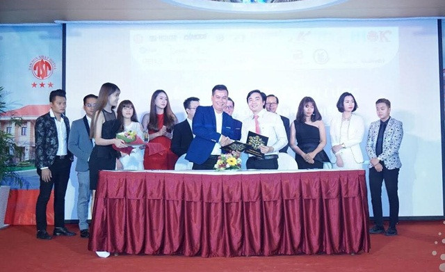 Hai bên vui mừng với các thỏa thuận hợp tác vừa được ký kết cùng nhau Hai bên vui mừng với các thỏa thuận hợp tác vừa được ký kết cùng nhau