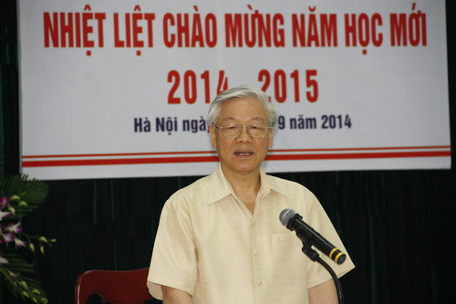 Tổng Bí thư Nguyễn Phú Trọng trong buổi trò chuyện với các thế hệ cán bộ, giáo viên, học sinh trường THPT Nguyễn Gia Thiều