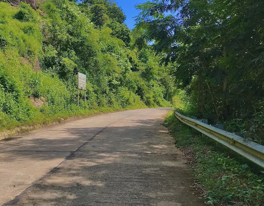 Những con đường nối đồng bằng với miền núi được đầu tư mở rộng thuận tiện cho việc giao thương. (Ảnh: Duy Quan).