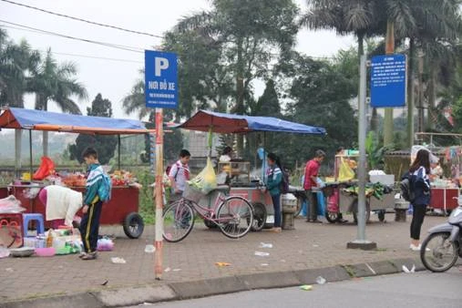 Dãy hàng bán đồ ăn uống bên cạnh một trường trường Tiểu học