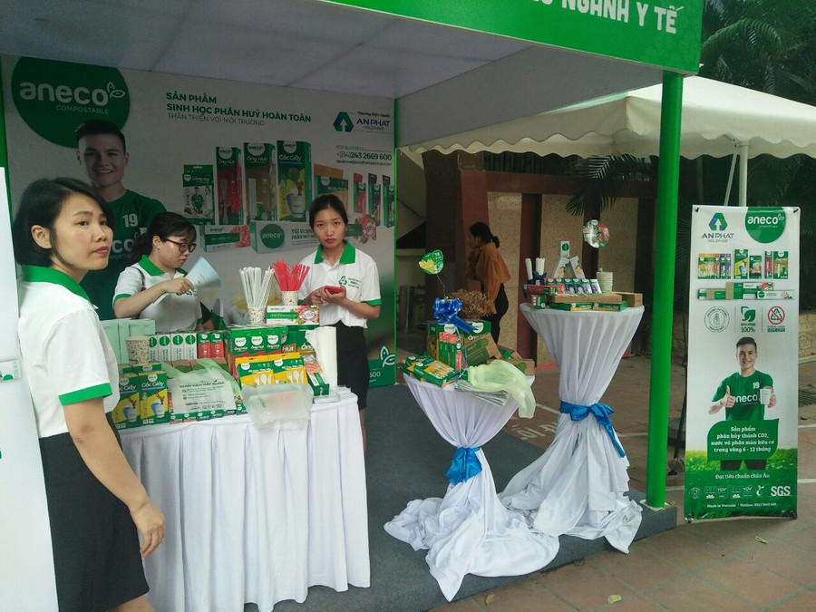 Gian hàng giới thiệu sản phẩm thân thiện với môi trường trong khuôn khổ Hội nghị. Ảnh: Bình Thanh. Gian hàng giới thiệu sản phẩm thân thiện với môi trường trong khuôn khổ Hội nghị. Ảnh: Bình Thanh.