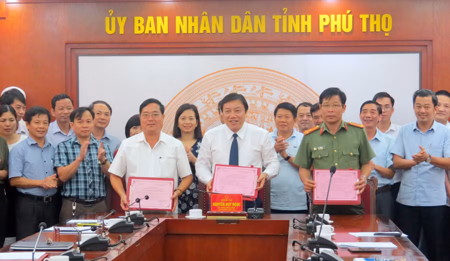 Ký cam kết giảm thiểu chất thải nhựa y tế giữa Sở Y tế Phú Thọ và các đơn vị trực thuộc.