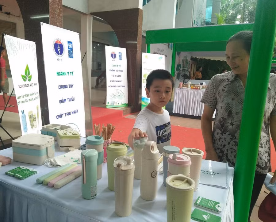 Một số sản phẩm thân thiện với môi trường thay thế đồ nhựa tại khu trưng bày trong khuôn khổ hội nghị trực tuyến. Ảnh: Bình Thanh.