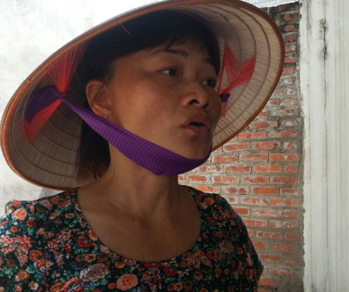 Chị Nguyễn Thị Phương: "Ngẩng đầu lên thấy máy bay lao qua rồi nổ. Mọi người hoảng loạn bỏ chạy hết". Ảnh: Bá Đô.