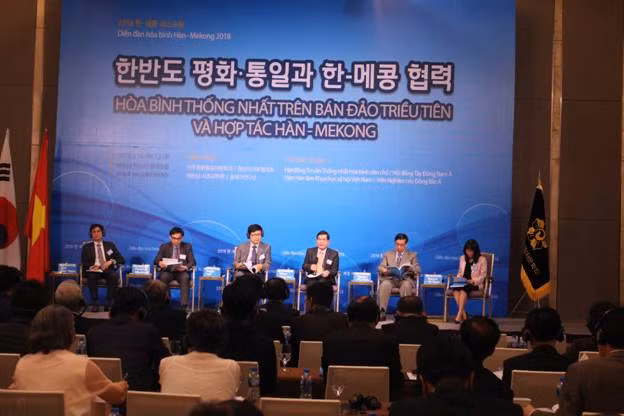 PGS. TS Phạm Hồng Thái, Viện trưởng Viện Đông Bắc Á điều khiển phiên thảo luận