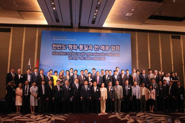 Các đại biểu chụp ảnh kỷ niệm bế mạc hội thảo Các đại biểu chụp ảnh kỷ niệm bế mạc hội thảo