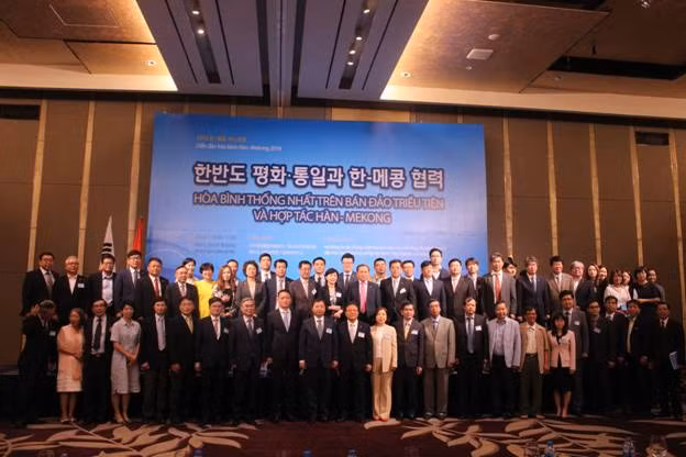 Các đại biểu chụp ảnh kỷ niệm bế mạc hội thảo