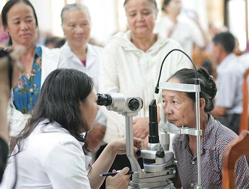 Đeo kính râm không nhãn mác, rẻ tiền, coi chừng hại mắt hình ảnh 1 deo kinh ram khong nhan mac, re tien, coi chung hai mat hinh anh 1