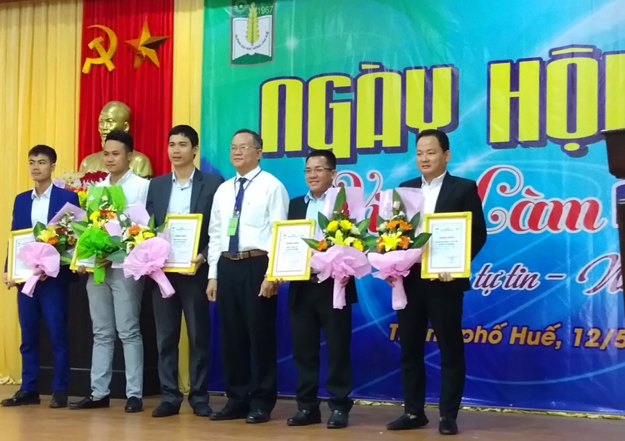 Trao bằng chứng nhận cho các đơn vị tham gia Ngày hội việc làm tại Trường ĐHNL Huế năm 2018 Trao bằng chứng nhận cho các đơn vị tham gia Ngày hội việc làm tại Trường ĐHNL Huế năm 2018