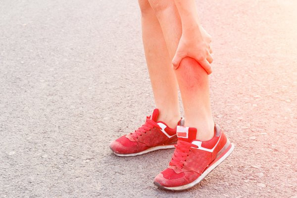 Nếu có 4 dấu hiệu này ở chân, đi khám ngay vì căn bệnh gây chết nhanh hơn ung thư ảnh 1 neu co 4 dau hieu nay o chan, di kham ngay vi can benh gay chet nhanh hon ung thu - 3