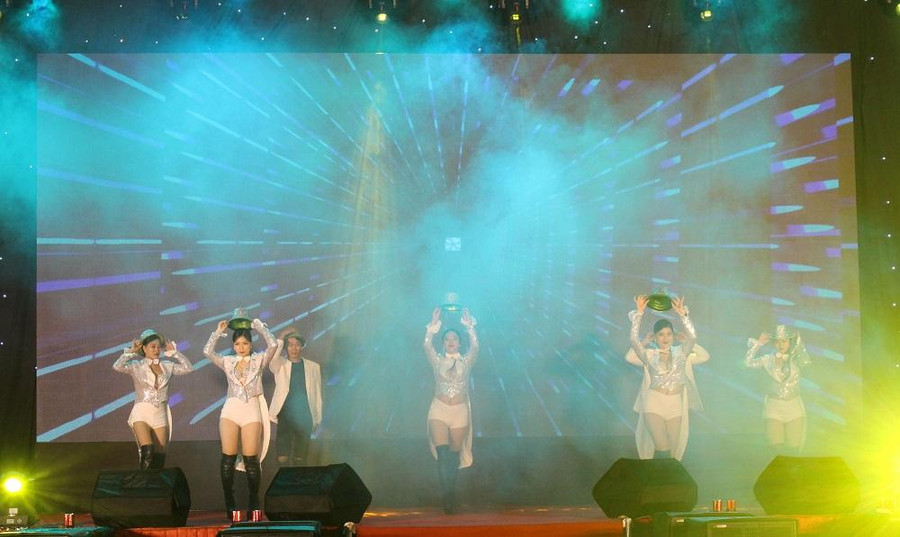 Sinh viên &quot;cháy&quot; hết mình cùng những tiết mục nhảy hiện đại.