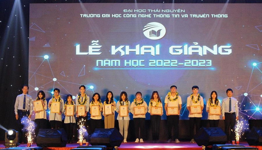 Trao học bổng cho sinh viên có kết quả học tập xuất sắc năm học 2021 - 2022 và tân sinh viên là thủ khoa trúng tuyển năm 2022.