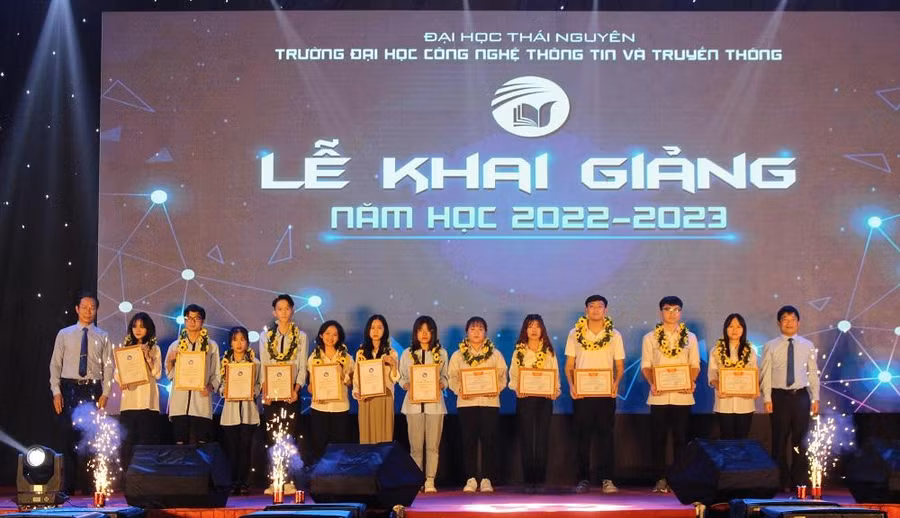 Trao học bổng cho sinh viên có kết quả học tập xuất sắc năm học 2021 - 2022 và tân sinh viên là thủ khoa trúng tuyển năm 2022.