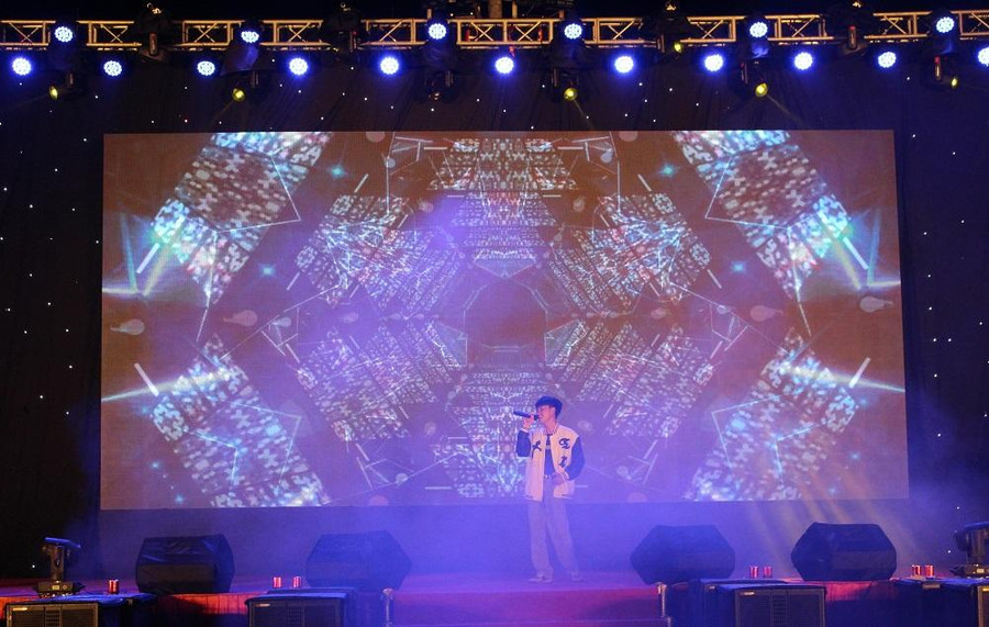 Tân sinh viên Trường Đại học Công nghệ Thông tin và Truyền thông tự tin biểu diễn trên sân khấu lớn.