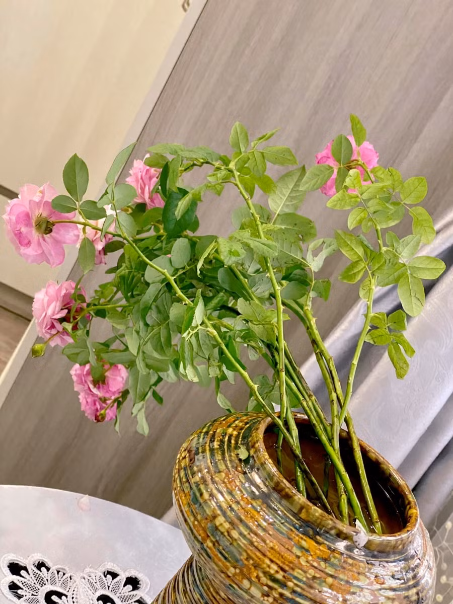 Gác cành vào miệng bình như thế này hoa sẽ có dáng đổ.