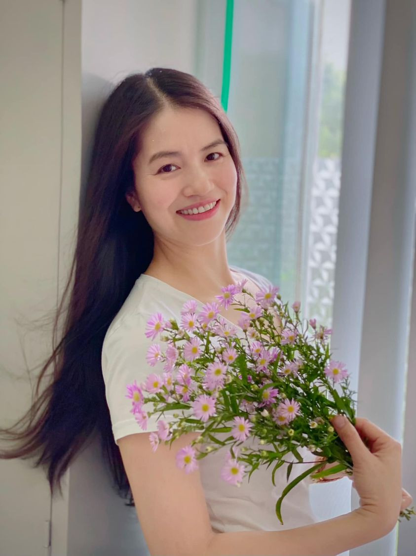 Chị Hà Lê - tác giả của bình hoa hồng đuôi công tuyệt phẩm.