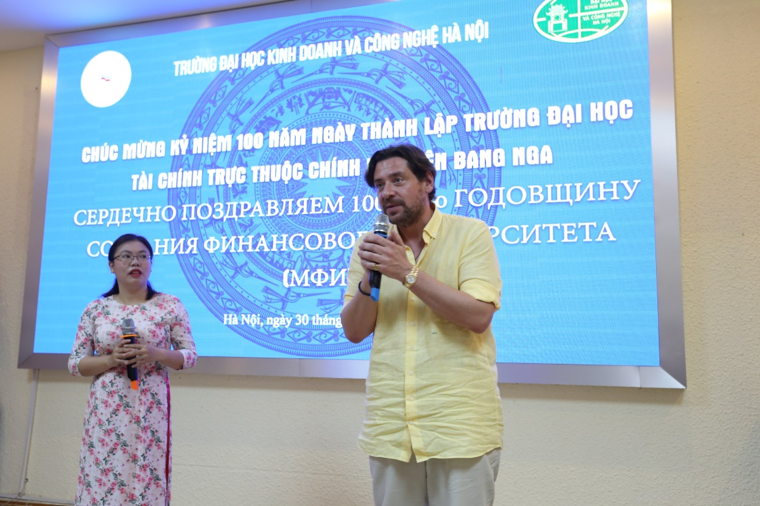 Ông Alexander S. Linnikov - Phó hiệu trưởng phụ trách hợp tác quốc tế của trường Đại học Tài chính trực thuộc Chính phủ Liên bang Nga chia sẻ tại chuyến thăm. Ảnh: Việt Anh