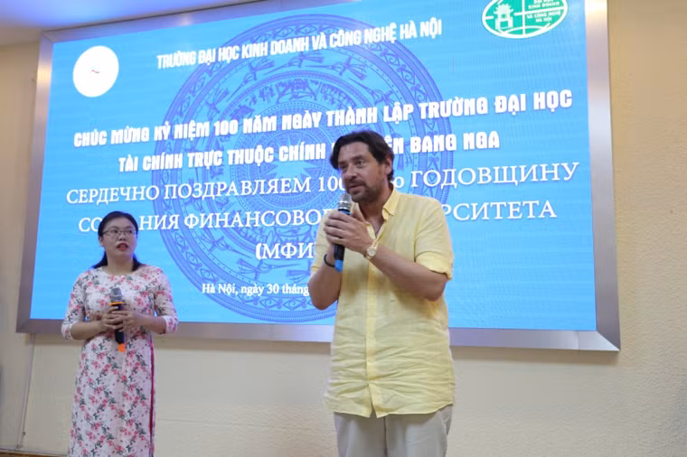 Ông Alexander S. Linnikov - Phó hiệu trưởng phụ trách hợp tác quốc tế của trường Đại học Tài chính trực thuộc Chính phủ Liên bang Nga chia sẻ tại chuyến thăm. Ảnh: Việt Anh Ông Alexander S. Linnikov - Phó hiệu trưởng phụ trách hợp tác quốc tế của trường Đại học Tài chính trực thuộc Chính phủ Liên bang Nga chia sẻ tại chuyến thăm. Ảnh: Việt Anh