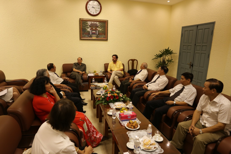 TS Đỗ Quế Lượng - Phó Hiệu trưởng thường trực, Phó Chủ tịch Hội đồng Quản trị Trường ĐH Kinh doanh và Công nghệ Hà Nội chủ trì buổi đón tiếp. Ảnh: Việt Anh