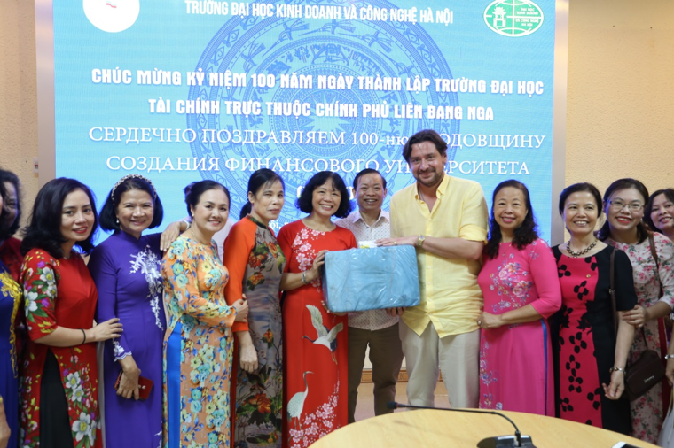 Các cựu sinh viên Trường Đại học Tài chính chụp ảnh lưu niệm với Phó hiệu trưởng phụ trách hợp tác quốc tế Trường Đại học Tài chính trực thuộc Chính phủ Liên bang Nga - Ông Alexander S. Linnikov. Ảnh: Việt Anh