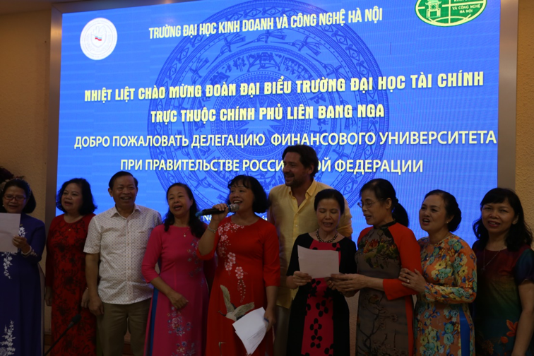 Những tiết mục văn nghệ chào mừng mang đậm chất Nga được các cựu sinh viên MFI và sinh viên Khoa tiếng Nga - Trường ĐH Kinh doanh và Công nghệ Hà Nội biểu diễn vô cùng sôi động, vui tươi. Ảnh: Việt Anh