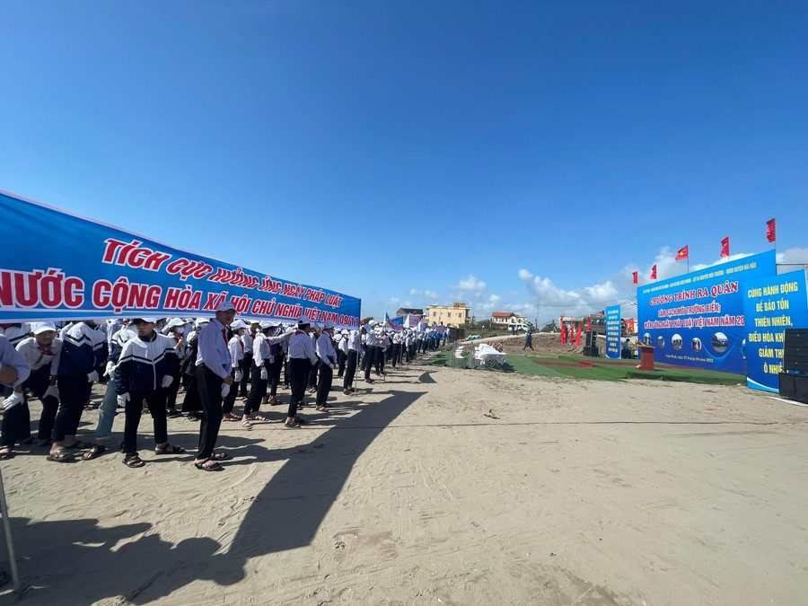 Phong trào bảo vệ môi trường biển quê hương được xã Hải Lý rất chú trọng. Phong trào bảo vệ môi trường biển quê hương được xã Hải Lý rất chú trọng.