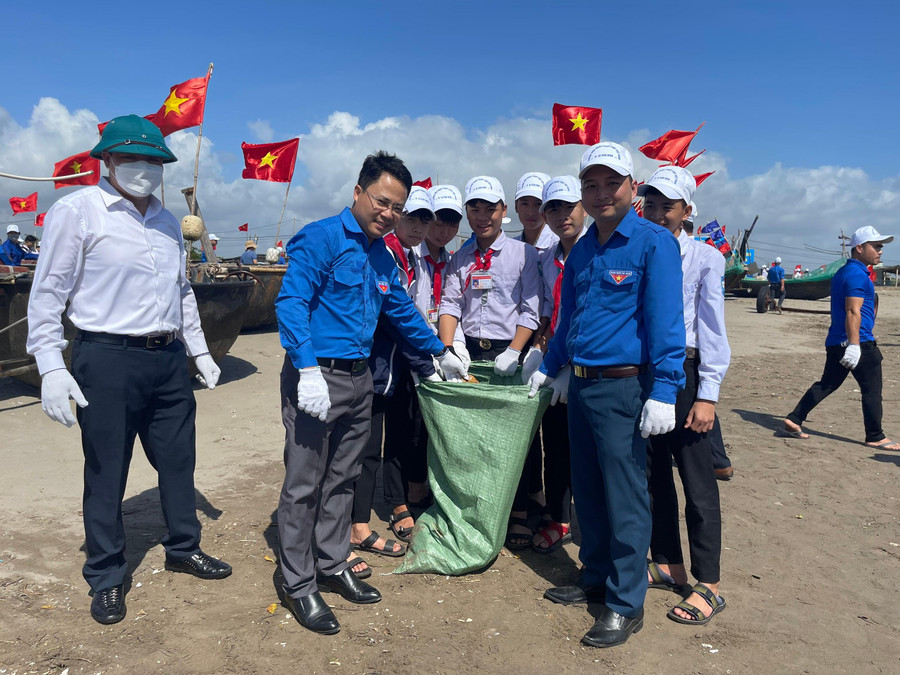 Các đại biểu cùng học sinh tham gia bảo vệ môi trường biển. Các đại biểu cùng học sinh tham gia bảo vệ môi trường biển.