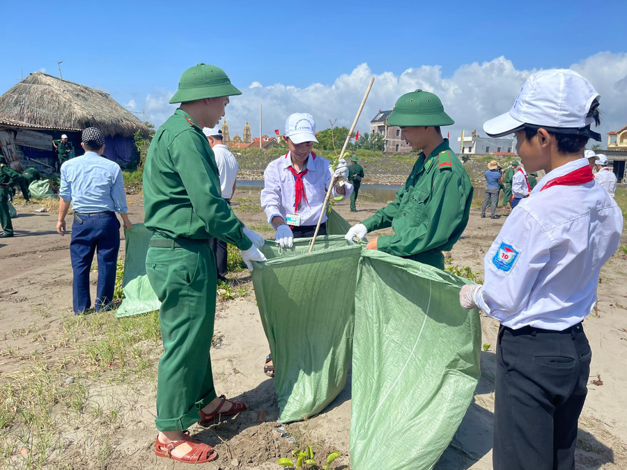 Lực lượng Biên phòng cũng tích cực tham gia chương trình cùng nhân dân địa phương. Lực lượng Biên phòng cũng tích cực tham gia chương trình cùng nhân dân địa phương.