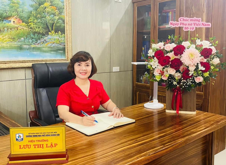 Cô Lưu Thị Lập - Hiệu trưởng Trường THPT Hoàng Cầu (Đống Đa, Hà Nội).