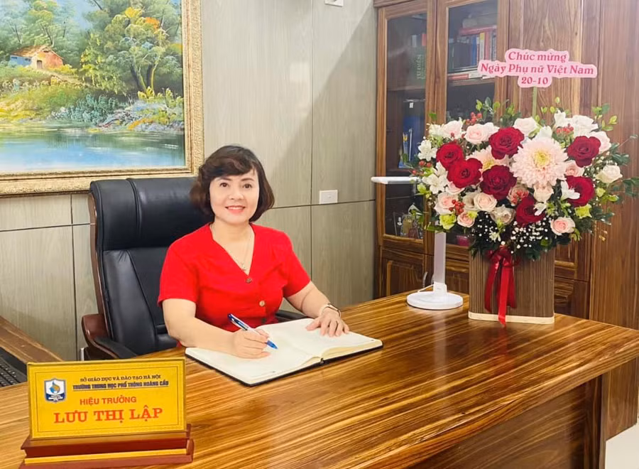 Cô Lưu Thị Lập - Hiệu trưởng Trường THPT Hoàng Cầu (Đống Đa, Hà Nội).