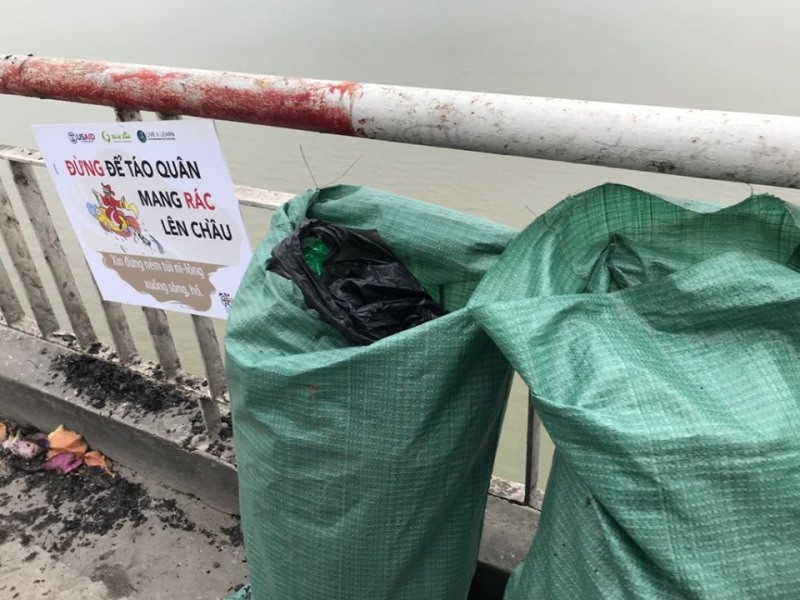 Thông điệp “Đừng để Táo quân mang rác lên chầu” dọc 2 bên cấu Chương Dương (Ảnh: Kim Thoa).