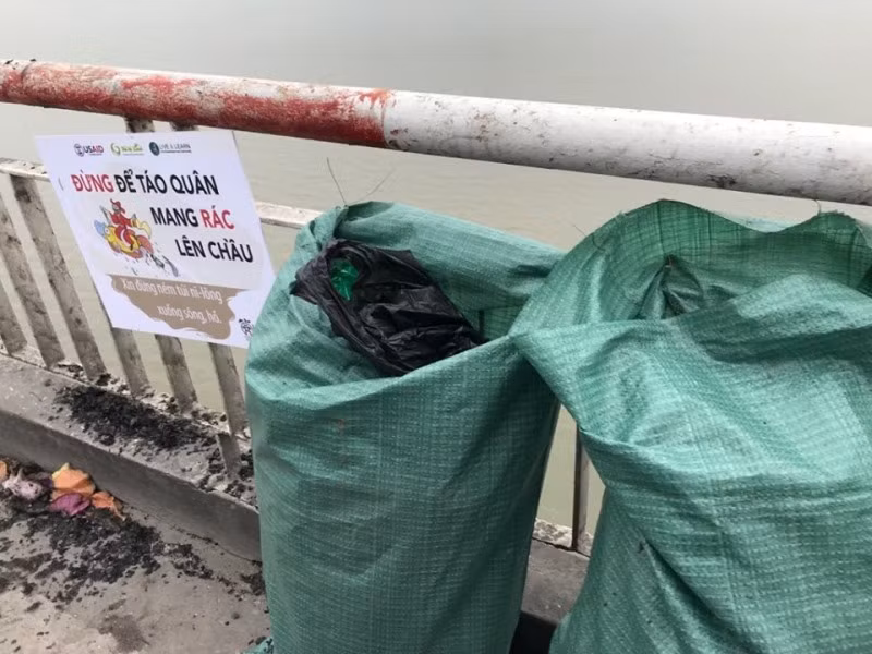 Thông điệp “Đừng để Táo quân mang rác lên chầu” dọc 2 bên cấu Chương Dương (Ảnh: Kim Thoa). Thông điệp “Đừng để Táo quân mang rác lên chầu” dọc 2 bên cấu Chương Dương (Ảnh: Kim Thoa).